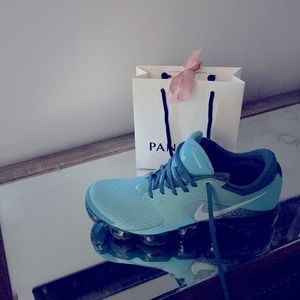 Air Max Nike Big girls (women’s 8.5) worn once.